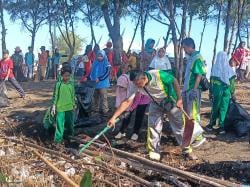 PT PLN Nusantara Power dan Masyarakat, Bersih-bersih Sampah di Pantai Grinting Probolinggo