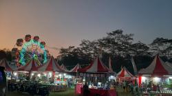 Selenggarakan Pasar Malam, Pesantren AL Falah Gandeng UMKM Sekitar