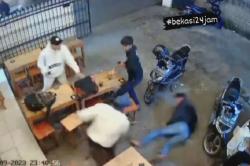 Ngeri! Lagi Asyik Ngopi, Pemuda di Bekasi Tiba-Tiba Dibacok Orang Tak Dikenal Terekam CCTV