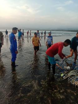 Perahu Nelayan Tergulung Ombak dan Tenggelam di Perairan Garut, 2 Nelayan Selamat