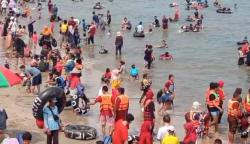 Libur Sekolah, Pantai Carita Diserbu Ribuan Pengunjung Didominasi Anak-anak