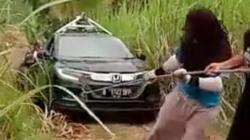 Mobil Google Maps Tersesat dan Terjebak di Kebun Tebu di Malang, Dievakuasi Warga dengan Ditarik