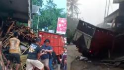 Tragis! Truk Kayu Bakar Seruduk Motor dan Ruko, Sopir dan Penumpang Tewas