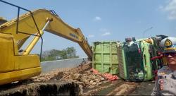 Truk Urukan Tanah Terguling di Fly Over Dermoleng, 1 Pengendara Motor Tewas 3 Luka Luka