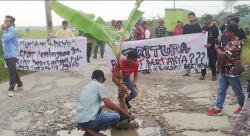 Jalan Provinsi Rusak Parah, Ormas di Lebak Selatan Unjuk Rasa dan Tanam Pisang