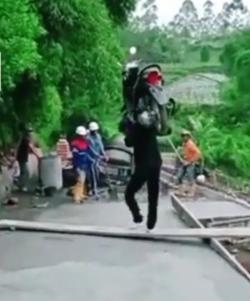 Video Viral! Jalan Dicor, Pemuda Angkat Motor