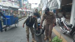 Begini Jadinya Jika Parkir Sembarangan di Pedestrian Cihideung Tasikmalaya, Motor Diangkut Satpol PP