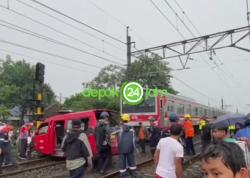 Angkot Tertabrak di Perlintasan KA Citayam, Perjalanan KRL Jakarta-Bogor Terhambat