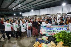 Grebek Pasar, Pendukung Ganjar Borong Sayuran di Tuban