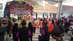 Drumband dan Macan Siliwangi, Warnai Kemeriahan Pawai Budaya Siswa Sekolah di Desa Krampilan