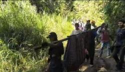 Viral ! Akses Jalan Rusak Parah, Warga Desa Lenggo Tandu Pasien Sakit ke Puskesmas Sejauh 12 Km