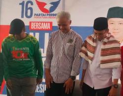 Gegara Pakai Kaus Hijau, Ganjar Pranowo Ledek Bang Zul: Mau Ikut Sandi ke PPP?