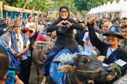 Naiki Kerbau, Bupati Lebak Kenang Masa Kecil Gembala Bersama Sang Kakek