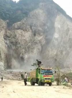 Tebing Gunung Kuda Bobos Longsor, Pekerja Lari Berhamburan