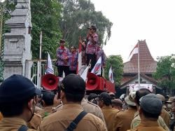 Ketika Ratusan Perangkat Desa di Sidoarjo Tagih Janji Bupati Ahmad Muhdlor