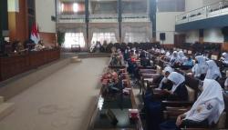 Anak Sekolah Belajar Simulasi Persidangan di Gedung DPRD Kuningan
