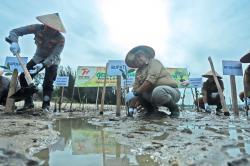 HUT ke-77 Bhayangkara, 4.000 Pohon Ditanam di Lahan Eks Tambang Bangka Barat