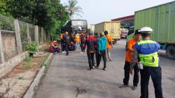 Buruh Purwakarta Berangkat ke Jakarta untuk Unjukrasa di Jaga Polisi