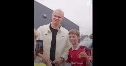 Begini Tingkah Kocak Erling Haaland saat Diajak Foto oleh Fans Man United