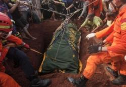 Detik-Detik Pemakaman Pria Berbobot 300 Kg, Jenazah Fajri Ditarik Tali Dimasukkan ke Liang Kubur