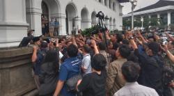 Dijemput Pakai Mobil Mewah, Panji Gumilang Bungkam usai Diperiksa 1 Jam di Gedung Sate