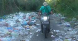 Sampah Tutupi Badan Jalan Sebarkan Bau Busuk di Aceh Singkil