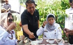 Panen Kopi di Adinuso, Pj Bupati Batang Cicipi Kopi Wiwitan