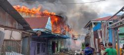 Puluhan Kios Dan Rumah Warga Dilahap Sijago Merah di Distrik Wogikel Wanam