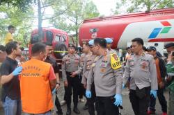 Terciduk Jual BBM Bersubsidi di Tengah Jalan, Sopir Truk Tangki Pertamina dan 2 Rekannya Dibekuk