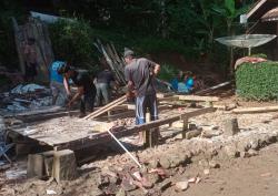 Diduga Lapuk, Rumah Panggung di Cisompet Garut Ambruk