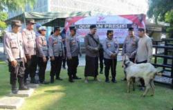 Kapolres Bandara Ngurah Rai Serahkan Hewan Qurban Presisi dan Bagikan Puluhan Paket Sembako