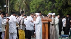 Ikuti Sholat Ied di Lapangan Gelora Mentok, Bong Ming Ming Ingatkan Pentingnya Saling Berbagi