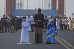 Potret Jemaah Salat Idul Adha Meluber Hingga Jembatan Ampera