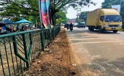 Tanah Merah Berceceran Sepanjang Jalan KH Hasyim Ashari Cipondoh Dikeluhkan Warga