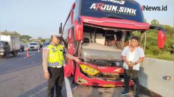 Gagal Menyalip, Bus Tabrak Truk di Tol Cipali