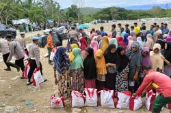 Kapolres Pidie Bagikan Sembako untuk Masyarakat dan Pekerja di TPA Padang Tiji