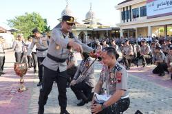 Byur, 54 Anggota Polres Grobogan Diguyur Air Kembang Setelah Naik Pangkat