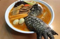 Berani Coba? Menu Ramen dengan Kaki Buaya Menjulur