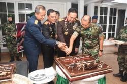 Datangi Kediaman Kapolda Riau, Danrem Beri Kejutan Irjen Iqbal di HUT Polri