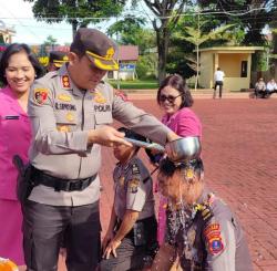 Naik Pangkat 35 Anggota Polres Simalungun Dimandikan Air Bunga ,25 Gagal