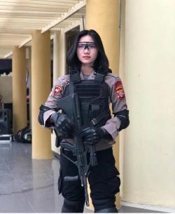 Potret Cantik Anggota Brimob Bripda Dian