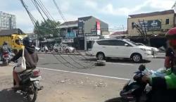 Tiang Listrik Roboh Ditabrak Mobil di Kartasura, Kabel Berjuntaian Melintang Jalan