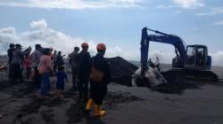 Bangkai Hiu Tutul Raksasa di Pantai Cemoro Sewu Dikubur Gunakan Alat Berat