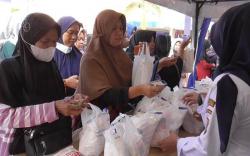 Warga Sumedang Serbu Bazar Sembako, Ribuan Telur Ayam Ludes Hitungan Menit