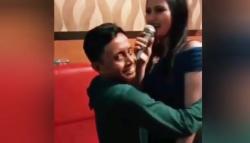 Viral! Pengemis di Pati Asyik Karaoke sambil Memeluk Pemandu Lagu