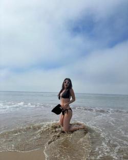 Intip 5 Potret Hot Adinda Bakrie Pakai Bikini di Pantai, Pamer Body Molek Bikin Insecure!