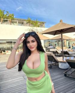 Oza Luthfia Disebut Mirip Mia Khalifa, Ini 7 Potret Hot nya !