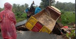 Gara-gara Dump Truk Terperosok di Jembatan, Arus Lalin Terpaksa Dialihkan