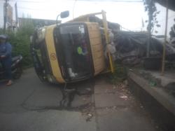 Truk Muatan Kaca Terguling di Pamulang, Arus Lalu-lintas di Jalan Beringin Macet