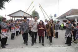 Wabup Sleman Dampingi Menteri PPPA Kunjungi Wedomartani Sebagai Salah Satu Desa Unggulan Nasional